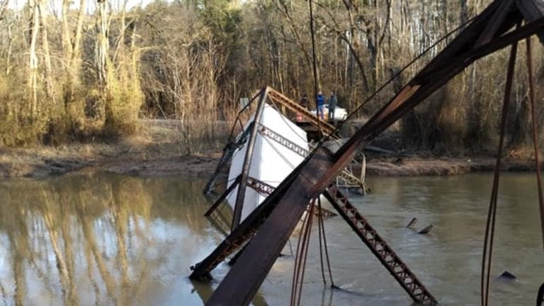 GPS leads big rig onto 6-ton limit bridge, which collapses into river