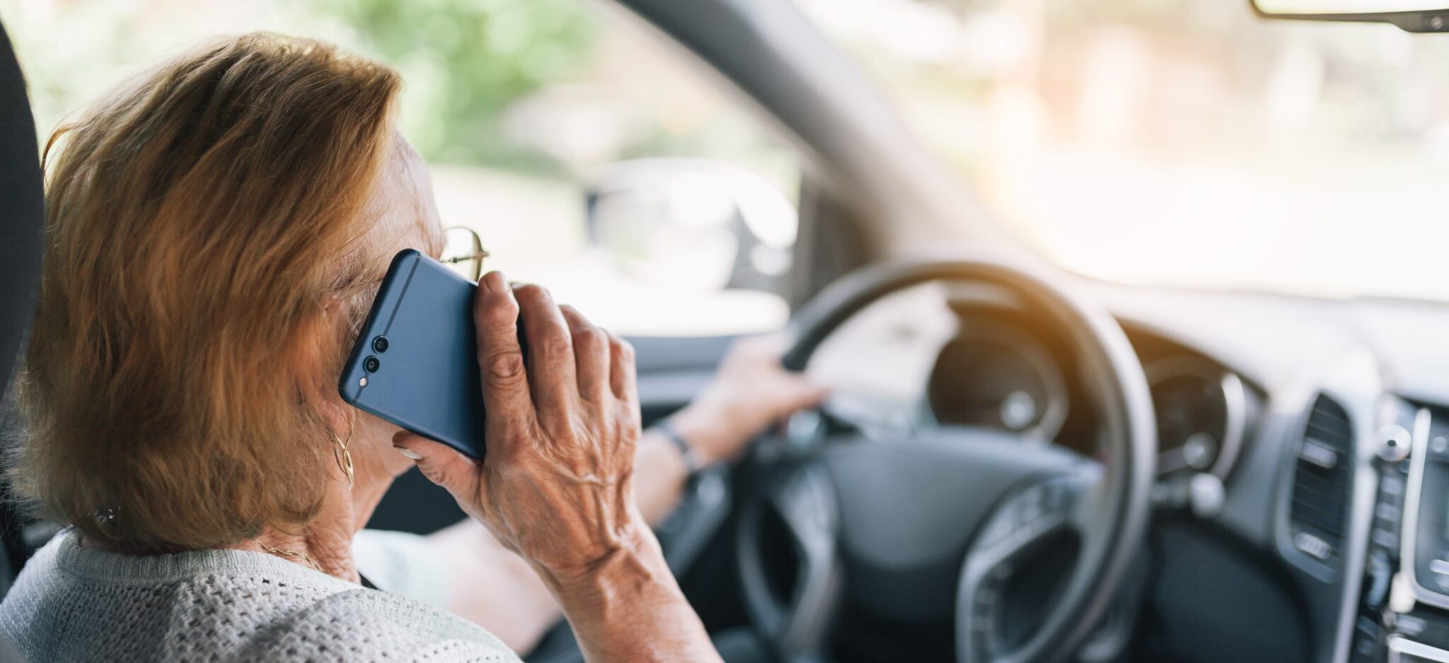 Minnesota governor signs bill requiring drivers to use handsfree phones