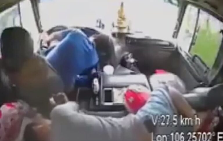 Dash cam captures trucker having a stroke