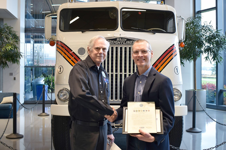Daimler executive honored for supporting National Guard and Reserve employees