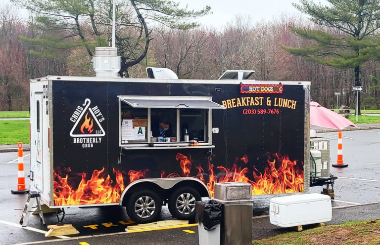 Free lunch for MTAC member truckers provided at Wallingford, Connecticut, rest area May 29
