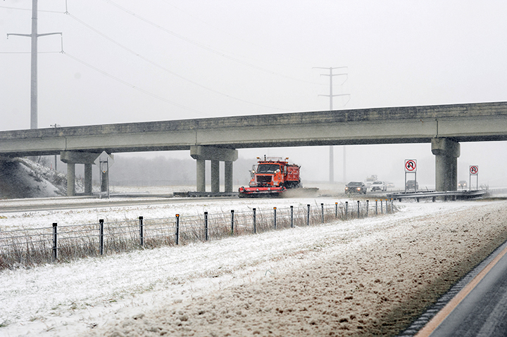 Minnesota tests ‘snowplow alert’ signs to boost safety on I-35