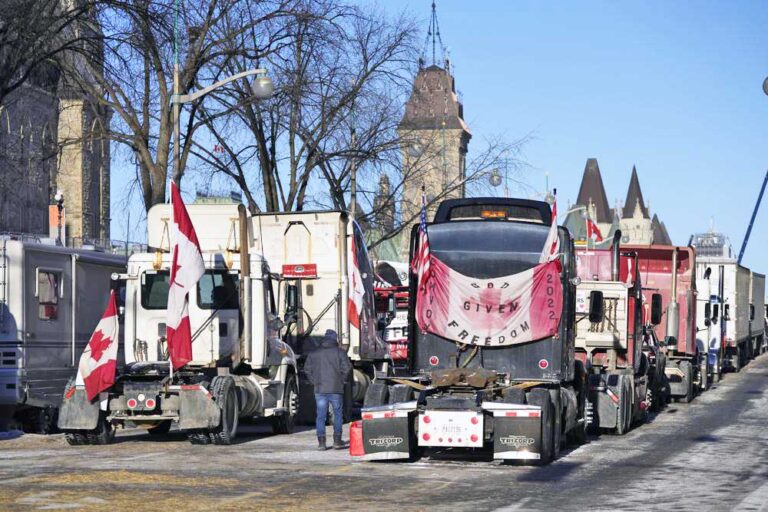 Trucks leaving blockade at Canadian border crossing