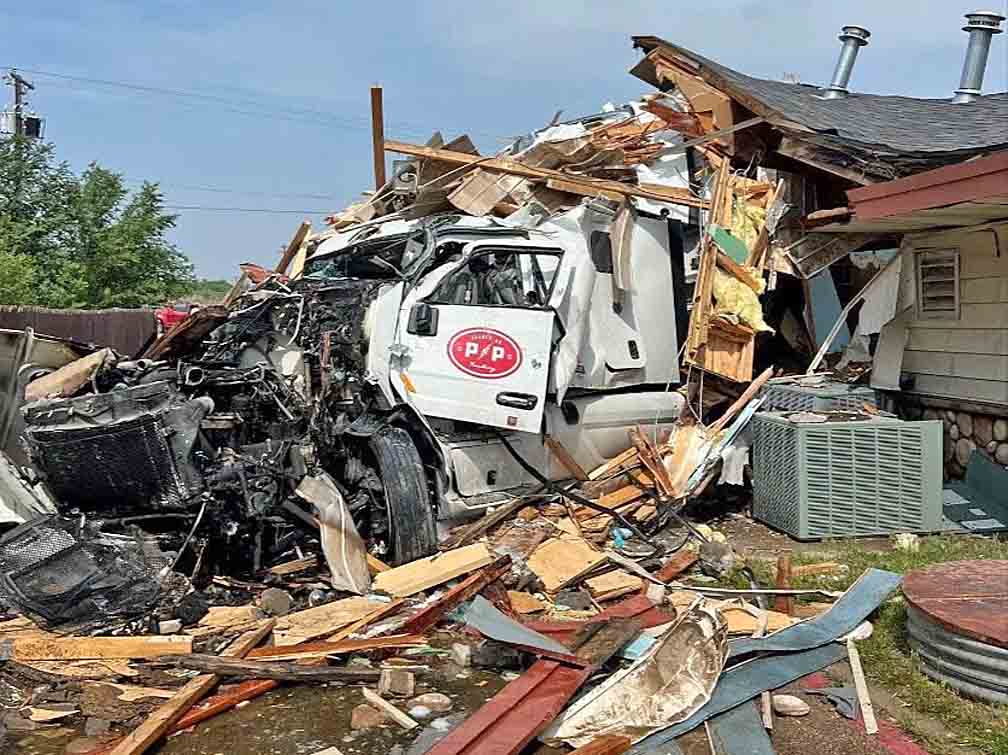 Big rig smashes into Texas, hotel