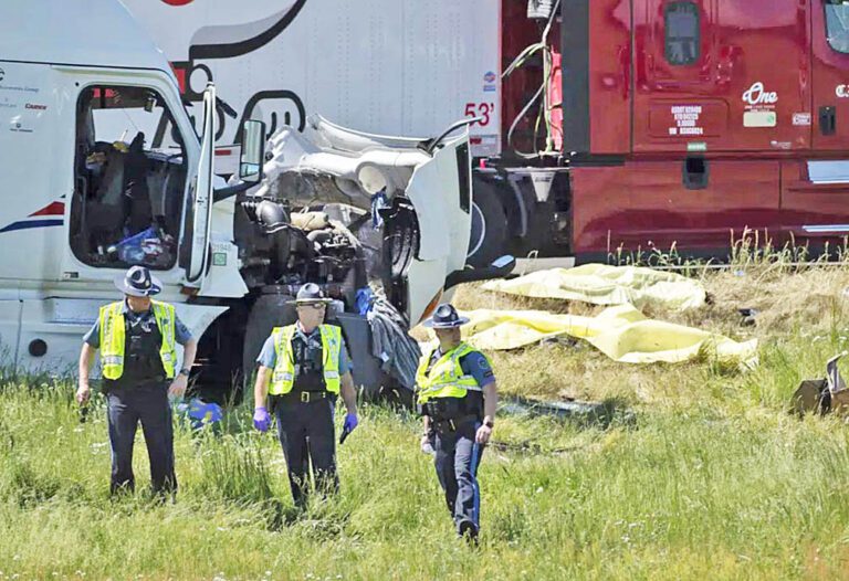 7 dead in crash between 2 big rigs, van on Interstate 5 in Oregon