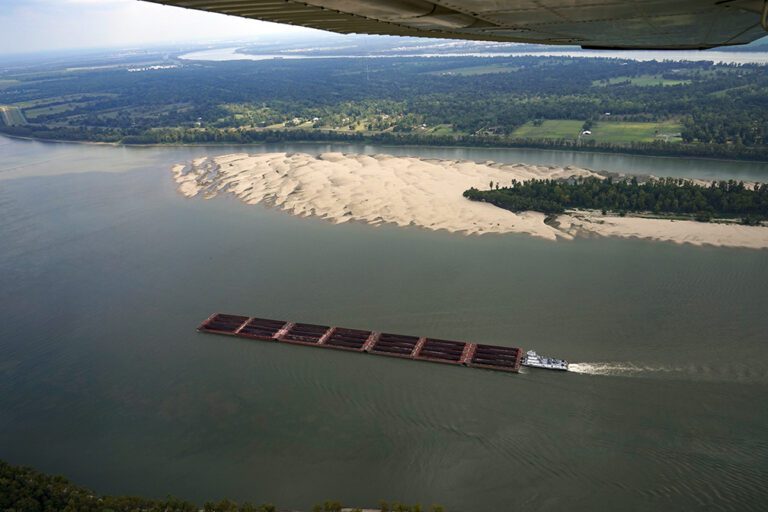 Low water levels limit barge traffic on Mississippi River, snarling harvest transports