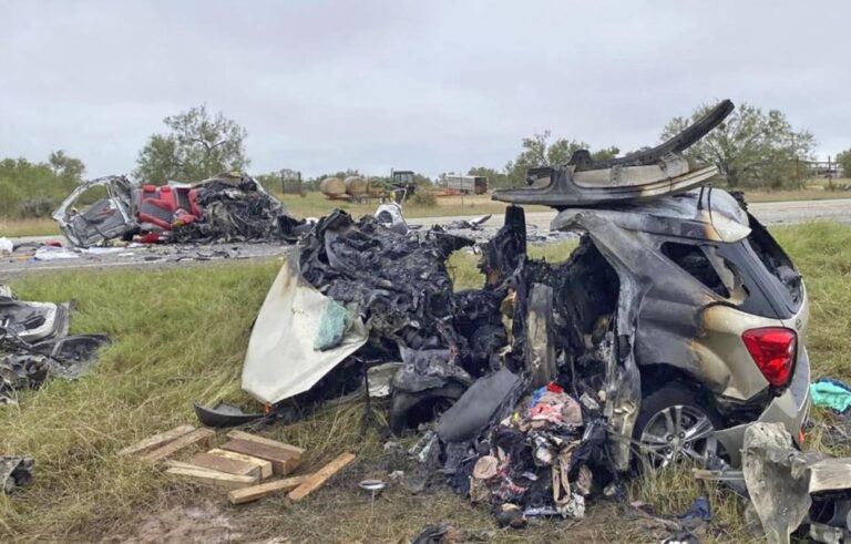 Texas crash: 8 dead after car collision involving suspected migrants