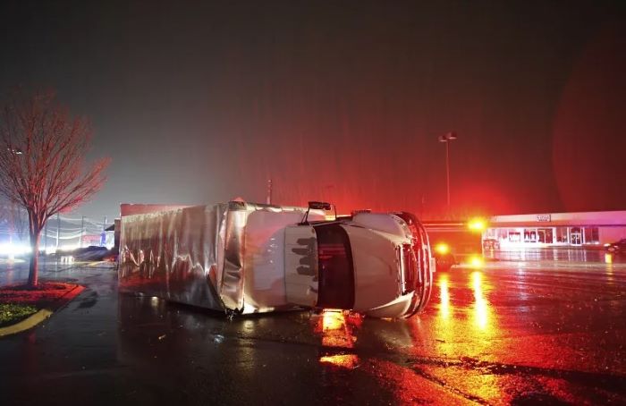 6 killed, big rigs tossed over in central Tennessee tornado
