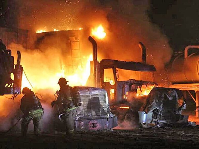 2 big rigs destroyed in Texas blaze