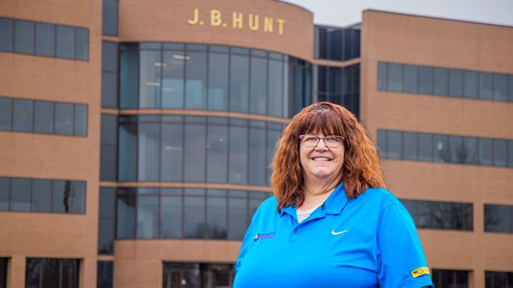 JB Hunt driver Jodi Edwards earns WIT’s Driver of the Year honor