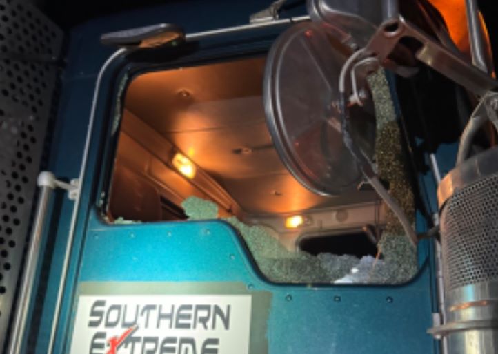 Alabama police say 2 big rigs were struck by gunfire along I-85