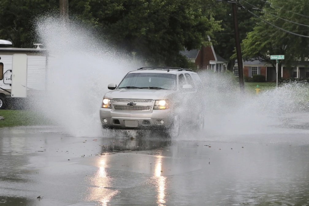 At least 2 people killed as storms push through South - TheTrucker.com