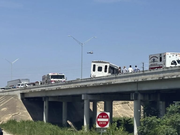 Police: 4 dead in a San Antonio crash involving a bus, 18-wheeler, and a stolen vehicle