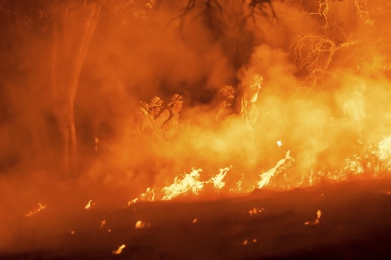 Wildfires threaten homes in Oregon and California, prompting hundreds of evacuations