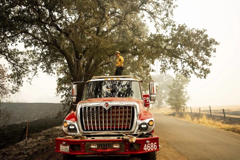 Firefighters and weather are stabilizing Oregon wildfire. Flames so far spare California wineries