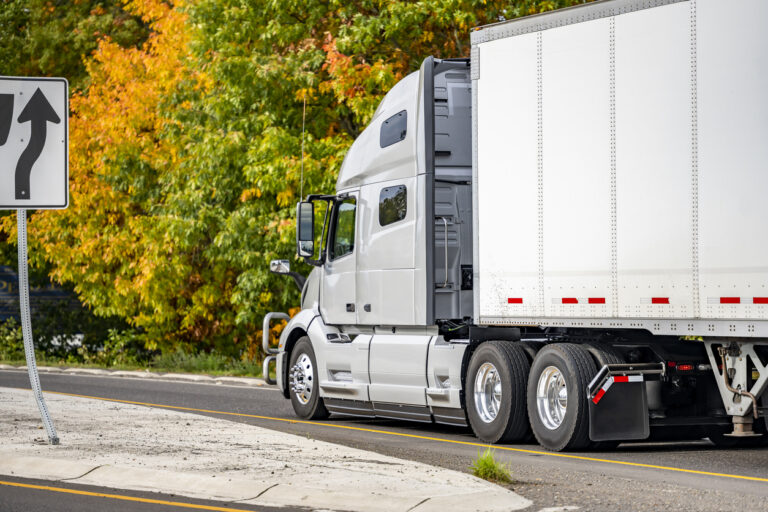 DAT: Truckload volumes, spot rates dip in August