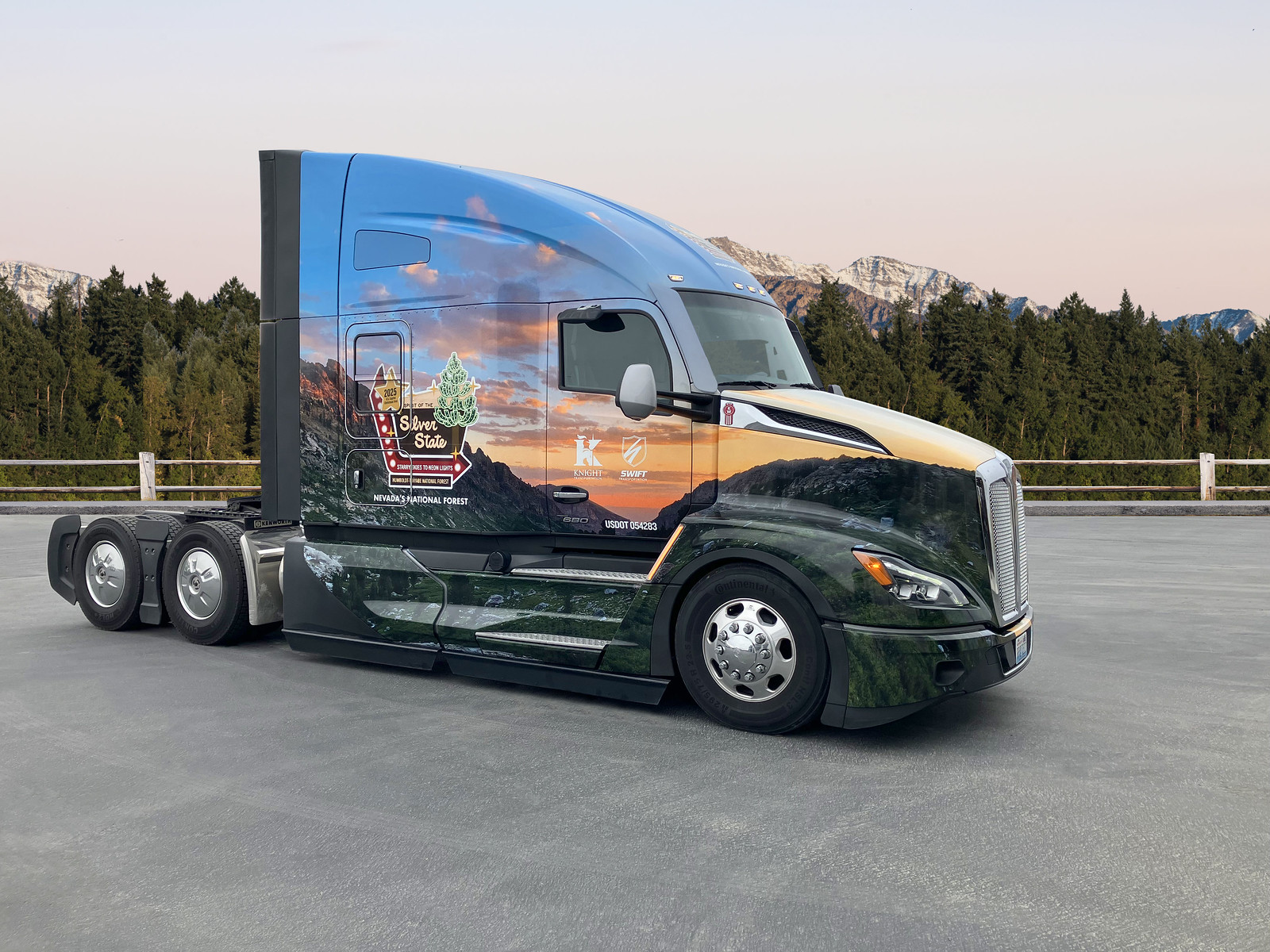 A festive tradition: Kenworth T680 with special design to transport the U.S. Capitol Christmas tree