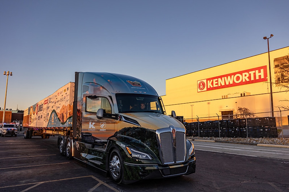 Kenworth T680 transporting Capitol Christmas tree returns to Chillicothe plant