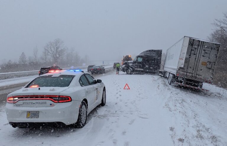 Thanksgiving weekend snowstorm keeps Indiana troopers busy