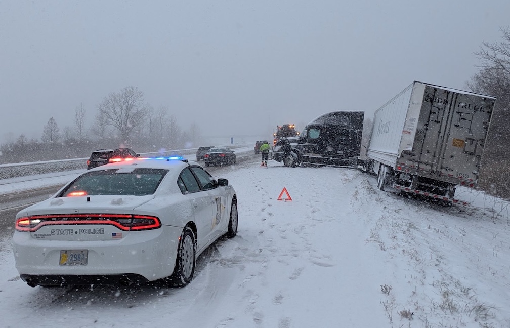 Thanksgiving weekend snowstorm keeps Indiana troopers busy