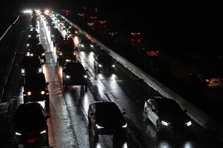 Thanksgiving travel forecasts point to typically busy airports, roads and trains