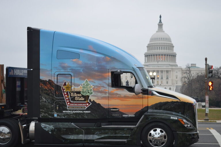 Kenworth helps usher in Christmas at the Capitol
