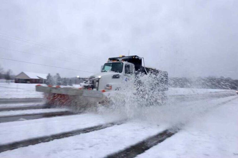 Mississippi sends 135 snowplows to help clear ice and snow from traffic-clogged highways