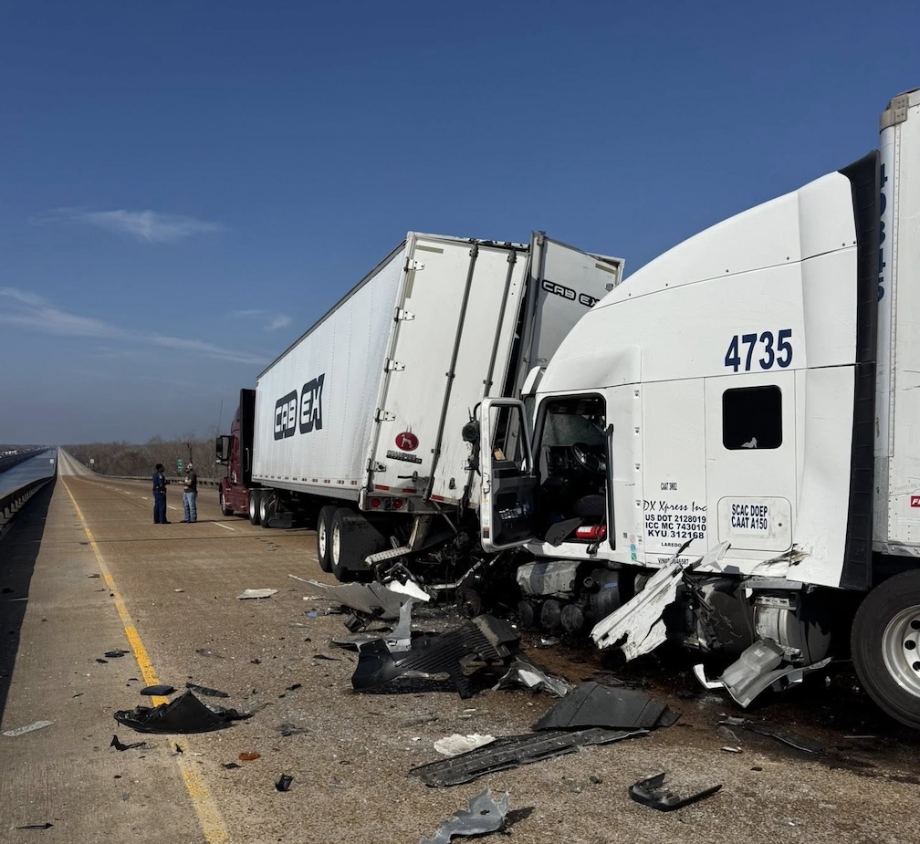 Louisiana police respond to crash on I-10 involving four vehicles, including 2 big rigs