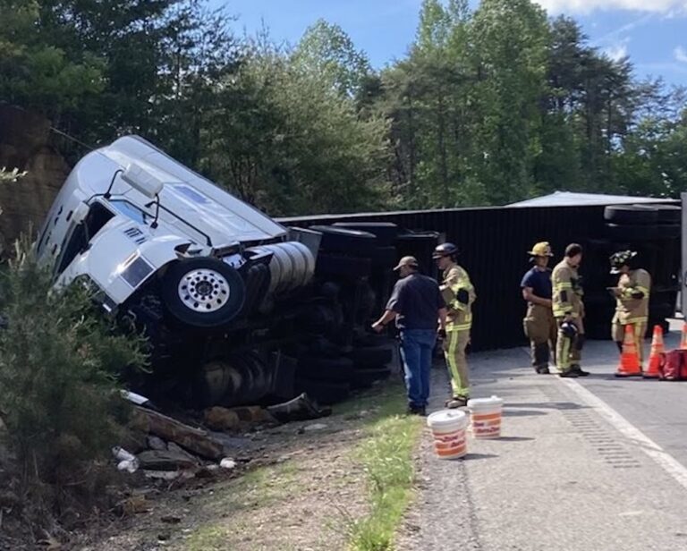 Trucker injured after overturning semi truck in Tennessee
