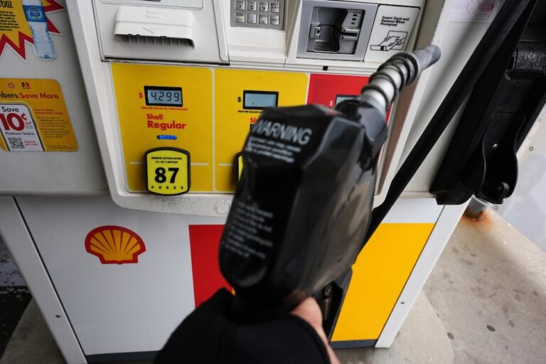 Oil prices start the day largely unchanged