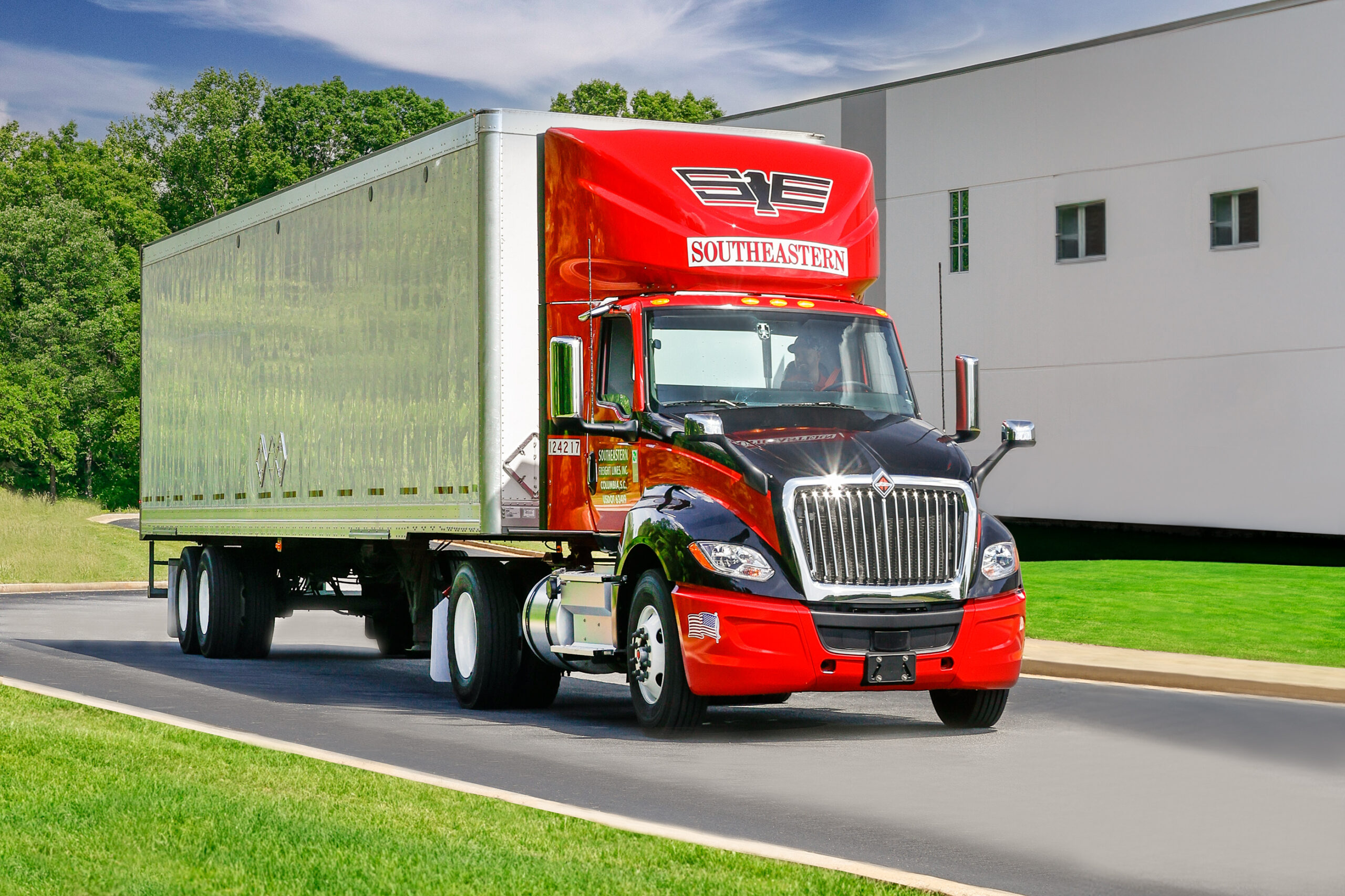 Компания Southeastern Freight Lines отметила 50-летие работы своего центра в Альбани