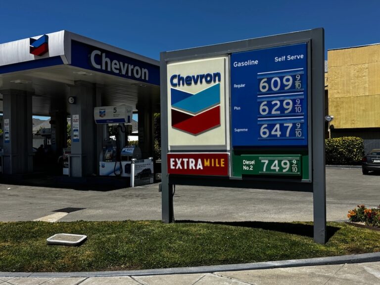 Oil prices tick upward overnight