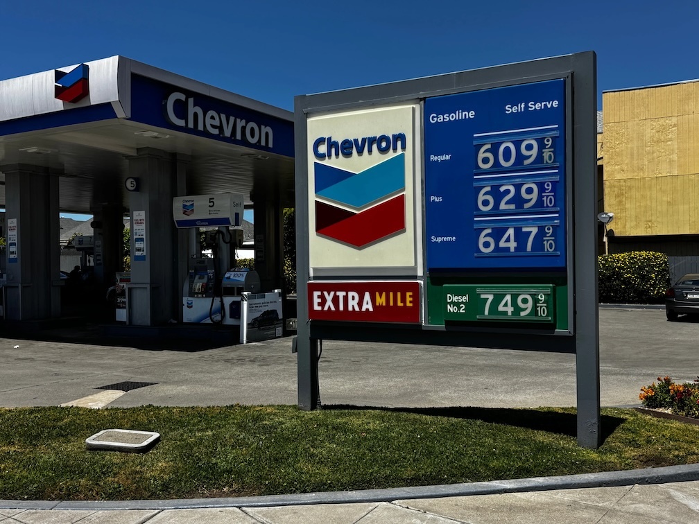 Oil prices tick upward overnight